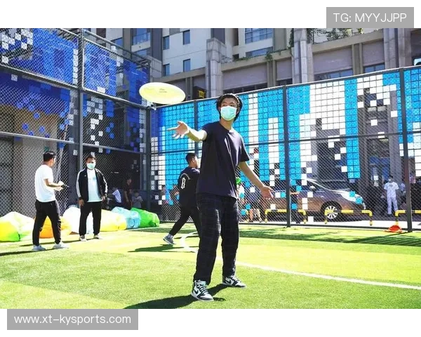 夜空灯光飞盘表演，灯火璀璨中的飞盘奇观，飞碟灯的危害